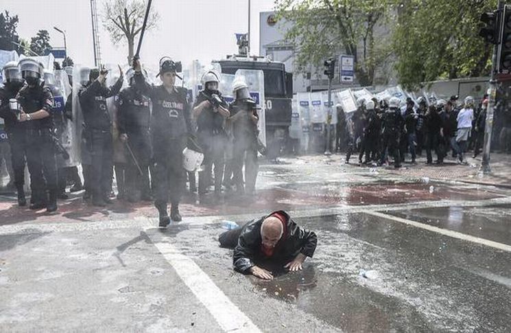 Taksim Meydanı Kazanılacak 1 Mayıs Her Zaman Kutlanacaktır. Taksim Meydanı Kazanılacak 1 Mayıs Her Zaman Kutlanacaktır.