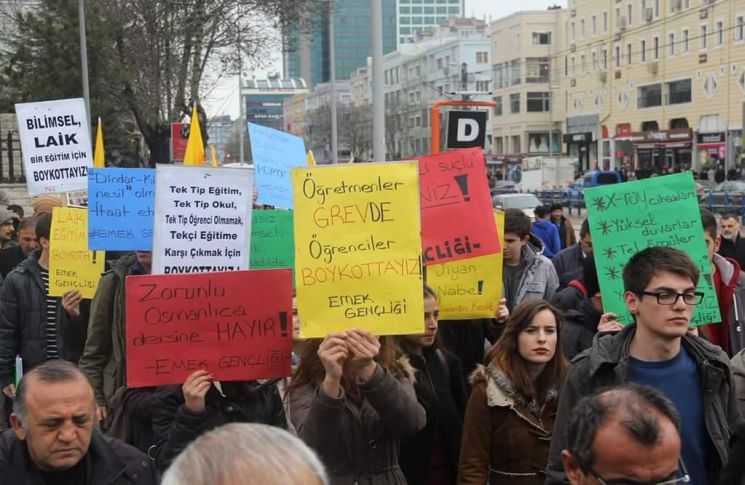 Hükümetin Hedefindeki Öğretmenlerimize Sahip Çıkıyor, Herkesi Laik-Bilimsel-Anadilinde Eğitim İçin Mücadeleye Çağırıyoruz! Hükümetin Hedefindeki Öğretmenlerimize Sahip Çıkıyor, Herkesi Laik-Bilimsel-Anadilinde Eğitim İçin Mücadeleye Çağırıyoruz!