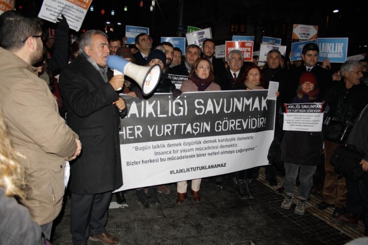 Bir halife sultan devleti mi?