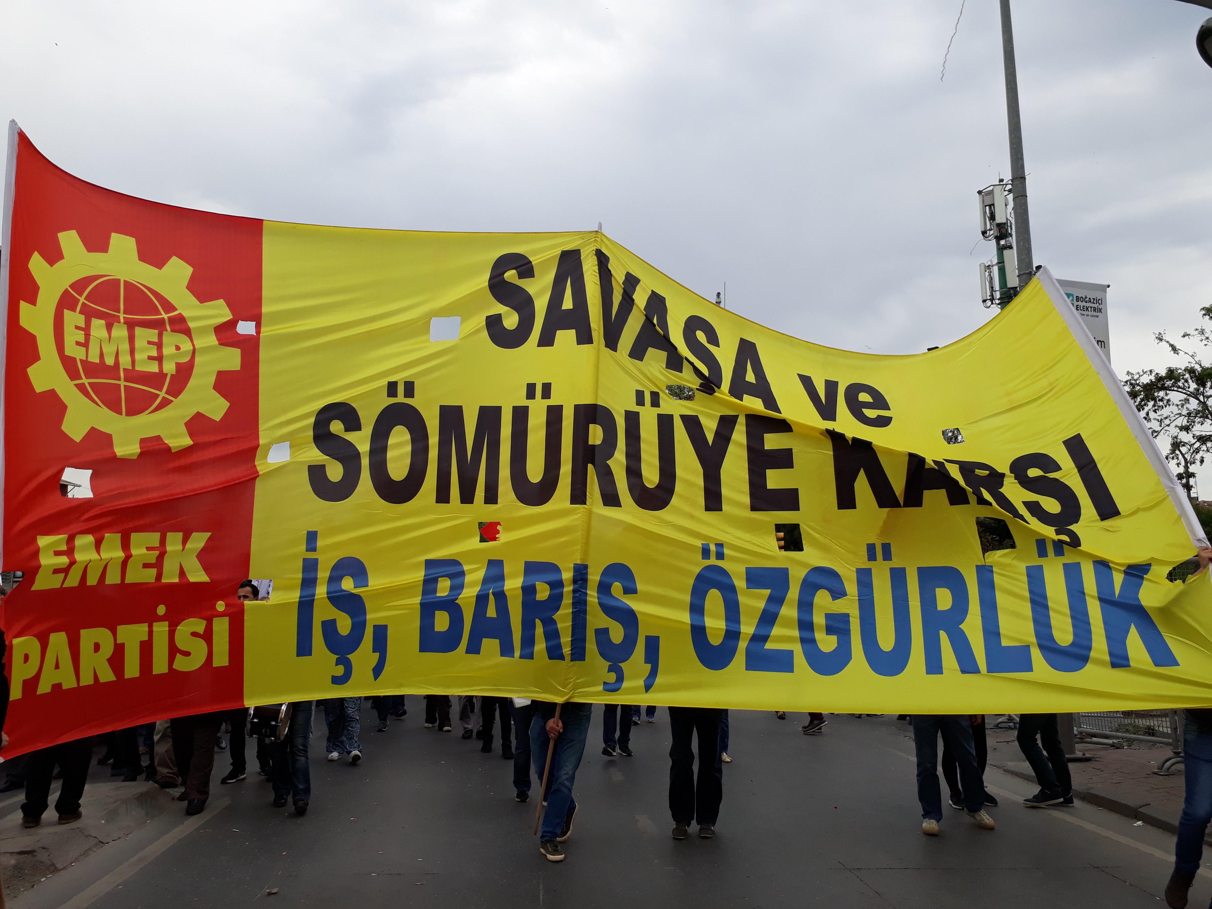 AFRİN’DE HALKLARIN KARDEŞLİĞİ BOMBALANIYOR TÜRKİYE BÖLGESEL SAVAŞ BATAĞINA SÜRÜKLENİYOR!