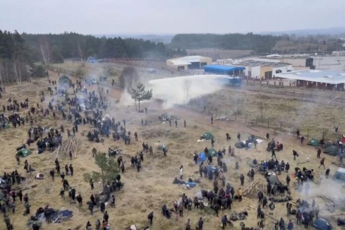 Tiştê ku li ser sînorê Belarûs û Polonyayê diqewime, nîşan dide ku bê ka gelê kurd û gelên din ên herêmê hê jî bi despotiyeke çawa re rû bi rû ne!