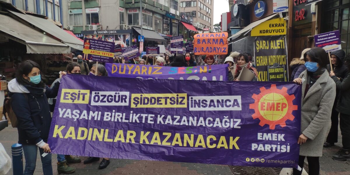 8 Mart’ta İşyeri, Mahalle, Sokak, Okul… Kadınların Var Olduğu Her Yerdeyiz Savaşsız. Şiddetsiz, Sömürüsüz, Eşit ve Özgür Bir Yaşamı Birlikte Kazanacağız, Kadınlar Kazanacak.