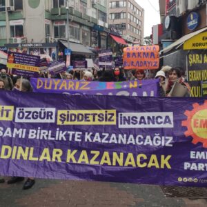 8 Mart’ta İşyeri, Mahalle, Sokak, Okul… Kadınların Var Olduğu Her Yerdeyiz Savaşsız. Şiddetsiz, Sömürüsüz, Eşit ve Özgür Bir Yaşamı Birlikte Kazanacağız, Kadınlar Kazanacak.
