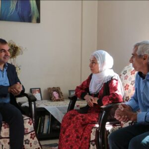 Ercüment Akdeniz, 12 Ekim’deki dava öncesi Poyraz ailesini ziyaret etti Ercüment Akdeniz, 12 Ekim’deki dava öncesi Poyraz ailesini ziyaret etti