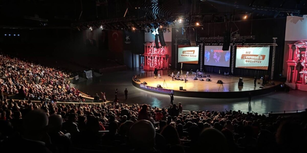 #EvrenselleGüçlüyüz diyen binlerce Evrensel okuru, dayanışma şenliğinde buluştu