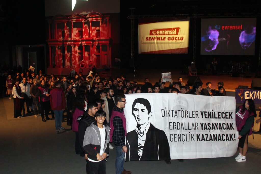 #EvrenselleGüçlüyüz diyen binlerce Evrensel okuru, dayanışma şenliğinde buluştu