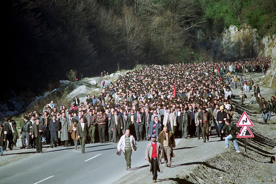 4 Aralık Dünya Madenciler Günü… Madencinin kaderi iş cinayetleri değildir. 4 Aralık Dünya Madenciler Günü… Madencinin kaderi iş cinayetleri değildir.
