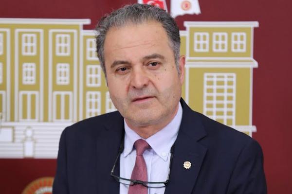 İskender Bayhan, Devlet hastanelerinin yemek ihalelerinin aşçılık eğitimi veren meslek liselerine verilmesinin yarattığı gıda güvenliği sorununu Meclis gündemine taşıdı.