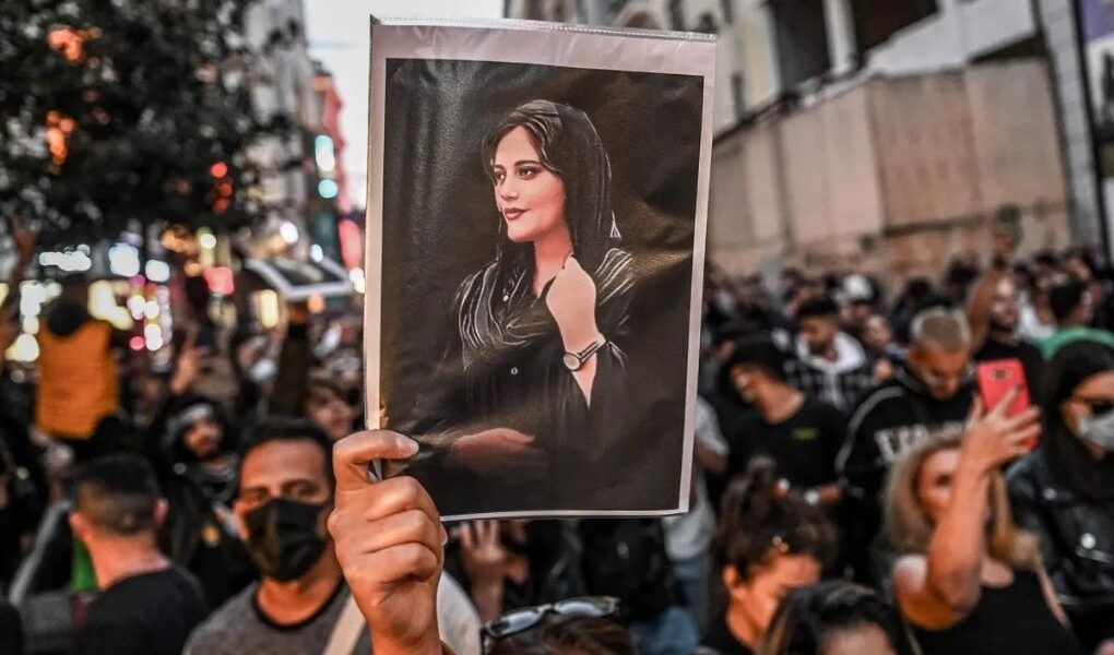 Mahsa Jina Amini’nin Ölüm Yıldönümünde  Mücadelemiz Sınırları Aşıyor!