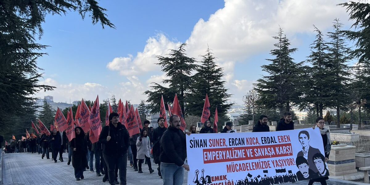 Genç komünist Erdal Eren idam edilişinin 43. yılında mezarı başında anıldı Genç komünist Erdal Eren idam edilişinin 43. yılında mezarı başında anıldı