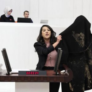 Milletvekili Sevda Karaca: Özak işçilerine reva gördüğünüz barbarlığı gösteriyor bu palto