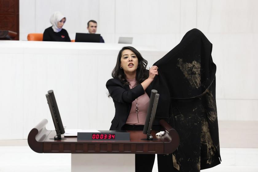 Milletvekili Sevda Karaca: Özak işçilerine reva gördüğünüz barbarlığı gösteriyor bu palto