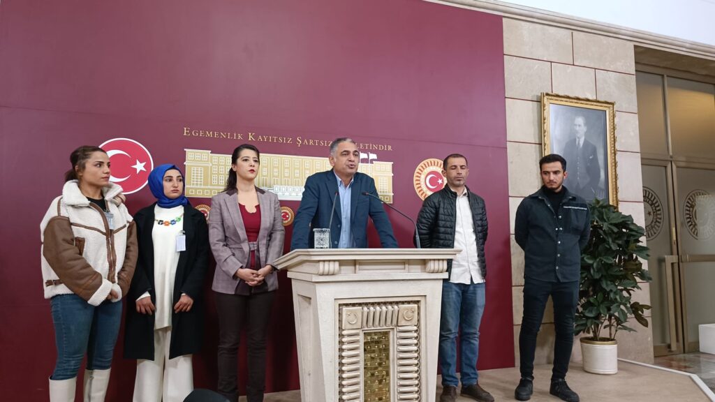 SEVDA KARACA KÜRSÜSÜNÜ ÖZAK İŞÇİLERİNE VERDİ SEVDA KARACA KÜRSÜSÜNÜ ÖZAK İŞÇİLERİNE VERDİ