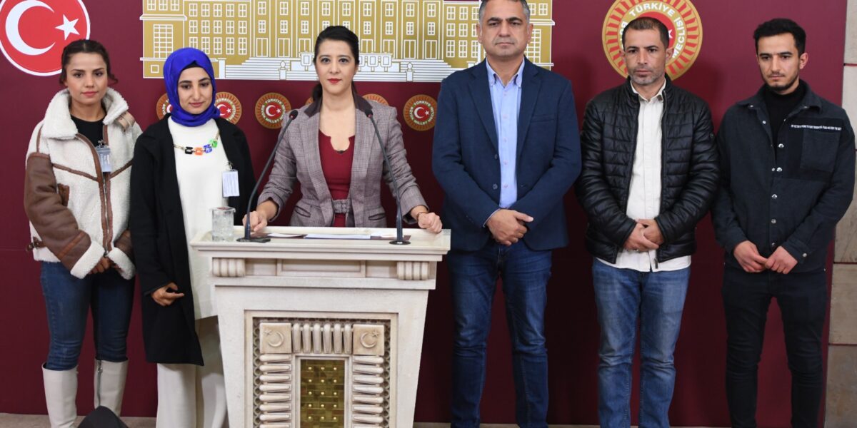 SEVDA KARACA KÜRSÜSÜNÜ ÖZAK İŞÇİLERİNE VERDİ SEVDA KARACA KÜRSÜSÜNÜ ÖZAK İŞÇİLERİNE VERDİ