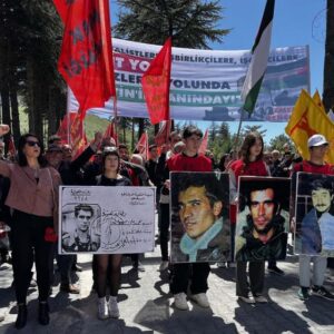 Denizler mezarı başında anıldı: “Bugün yas günü değil, dünden süren mücadelenin devamıdır” Denizler mezarı başında anıldı: “Bugün yas günü değil, dünden süren mücadelenin devamıdır”