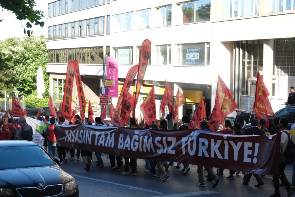 Bitmeyen yürüyüş: Emek Gençliği 52. yılında Denizleri andı