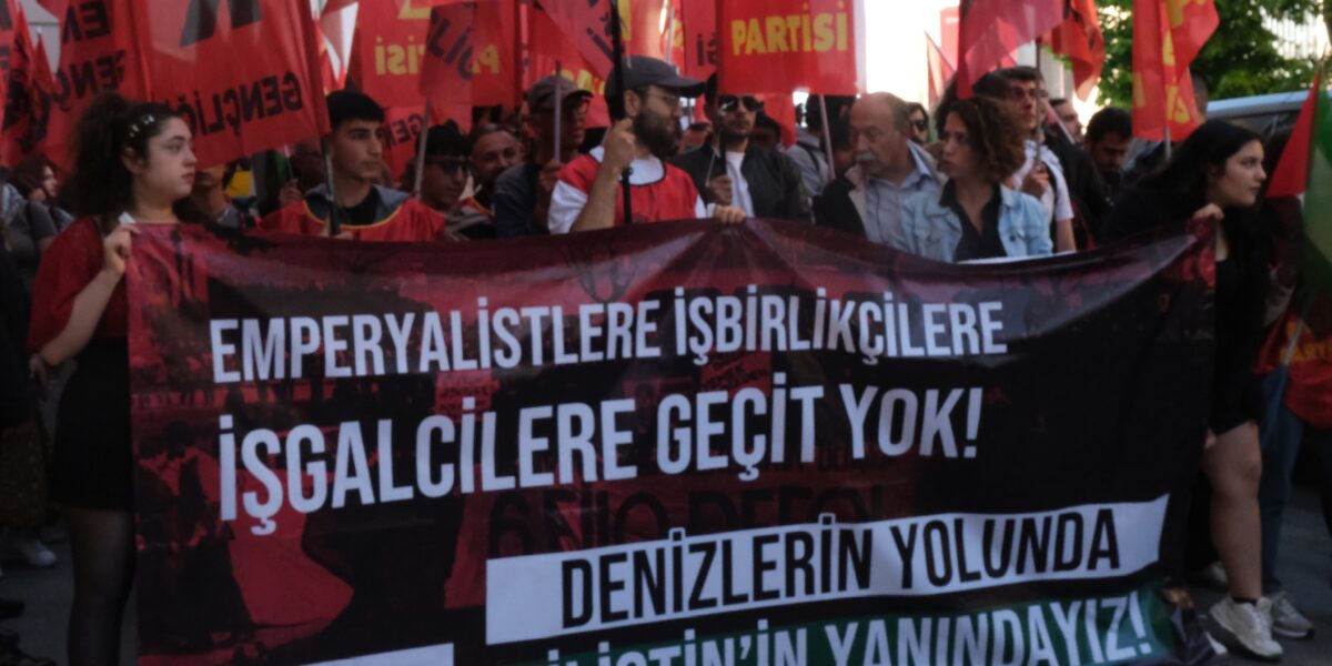 Bitmeyen yürüyüş: Emek Gençliği 52. yılında Denizleri andı