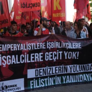 Bitmeyen yürüyüş: Emek Gençliği 52. yılında Denizleri andı