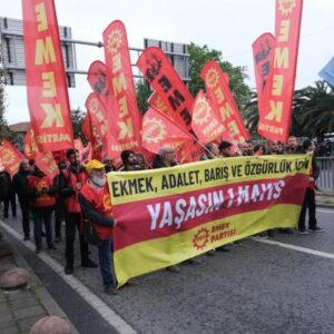 Sermayenin, tek adam iktidarının yasakçı tutumunun ve estirdiği polis terörünü lanetliyoruz.