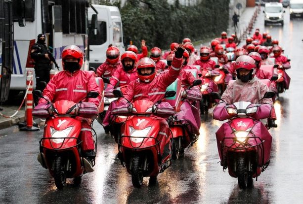 Sevda Karaca Moto Kuryelerin Ölümlerini Gündeme Getirdi