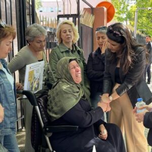 Sevda Karaca Emine Şenyaşar’ı ziyaret etti: Katliamın sorumluları burada