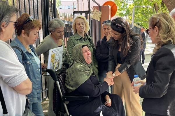 Sevda Karaca Emine Şenyaşar’ı ziyaret etti: Katliamın sorumluları burada