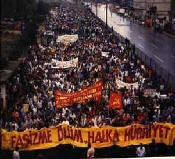 Dönemin hükümetlerinin ve devletin doğrudan sorumlu olduğu iki büyük katliam: Sivas-Madımak ve Ankara-Gar katliamları.