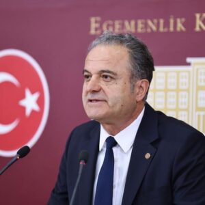 700.000 KAMU İŞÇİSİNİN SESİ “AÇIZ, AÇ!”, “VERGİDE ADALET” VE “GEÇİNEMİYORUZ!” SÖZLERİNDE YANKILANIYOR!