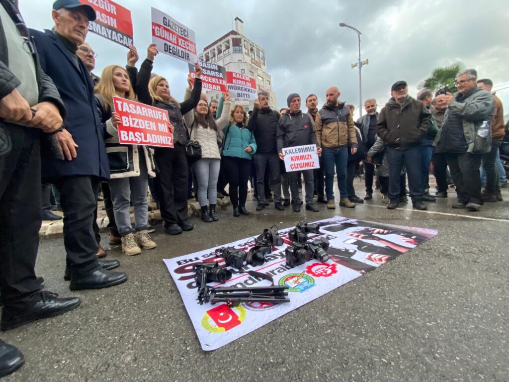 YEREL MEDYA ÇALIŞANLARI AÇLIK SINIRININ ALTINDA ÜCRET, GÜVENCESİZLİK VE UZUN ÇALIŞMA SAATLERİYLE BOĞUŞUYOR!