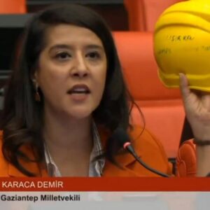 Karaca; Fernas işçilerinin baretiyle Meclis’te: Ölüm koşullarında işçilere sağlanan tek güvenlik önlemi bu baret