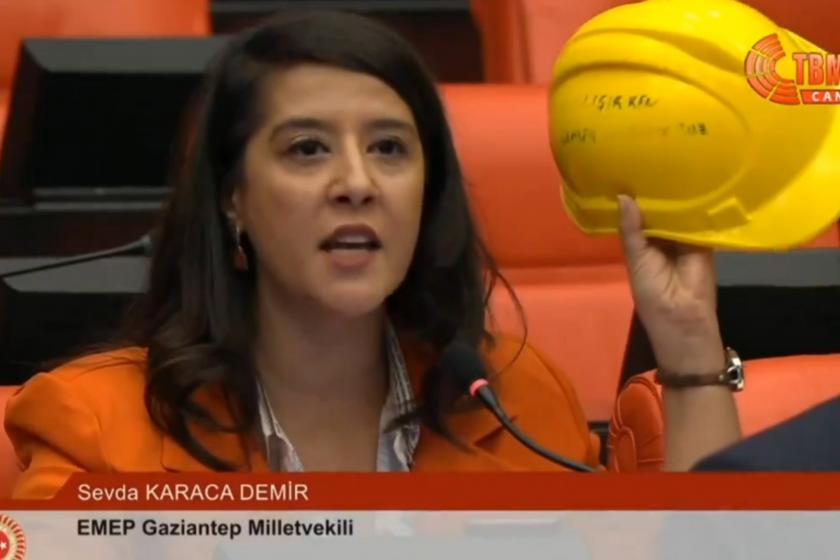 Karaca; Fernas işçilerinin baretiyle Meclis’te: Ölüm koşullarında işçilere sağlanan tek güvenlik önlemi bu baret