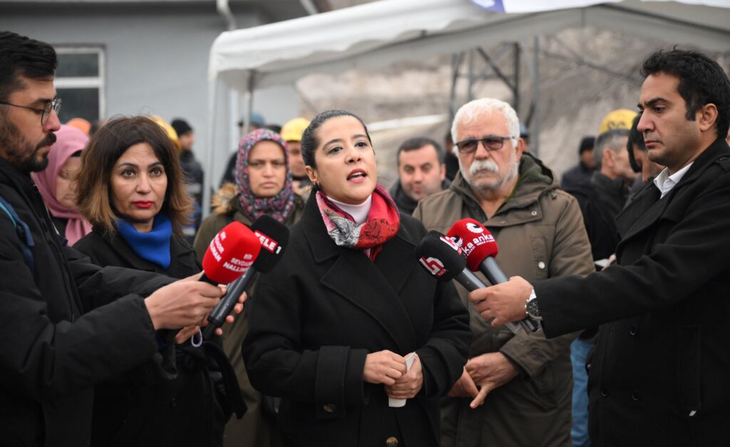 EMEP HEYETİ ÇAYIRHAN’I ZİYARET ETTİ: VARLIK SATIŞININ FATURASINI CANIYLA ÖDEYEN İŞÇİLER BU PEŞKEŞE GÖZYUMMAYACAK