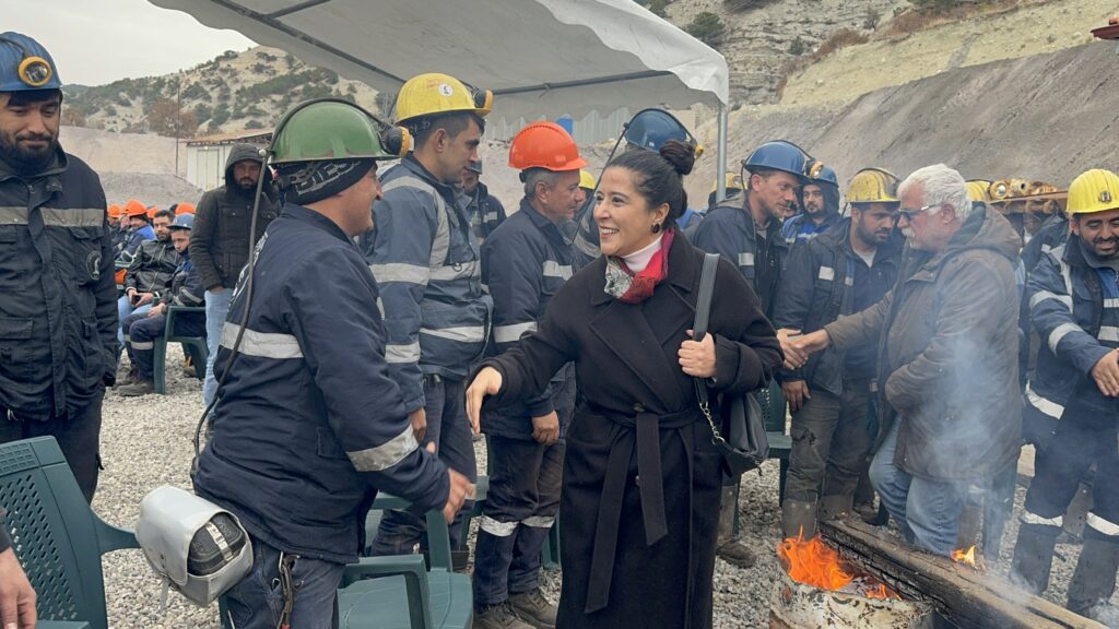 EMEP HEYETİ ÇAYIRHAN’I ZİYARET ETTİ: VARLIK SATIŞININ FATURASINI CANIYLA ÖDEYEN İŞÇİLER BU PEŞKEŞE GÖZYUMMAYACAK