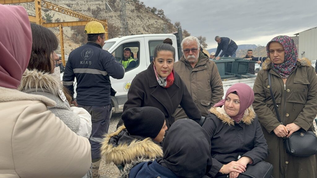 EMEP HEYETİ ÇAYIRHAN’I ZİYARET ETTİ: VARLIK SATIŞININ FATURASINI CANIYLA ÖDEYEN İŞÇİLER BU PEŞKEŞE GÖZYUMMAYACAK