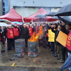 Grevleri yasaklanan metal işçilerini ziyaret eden EMEP: Omuz omuza olacağız, birlikte mücadele edeceğiz