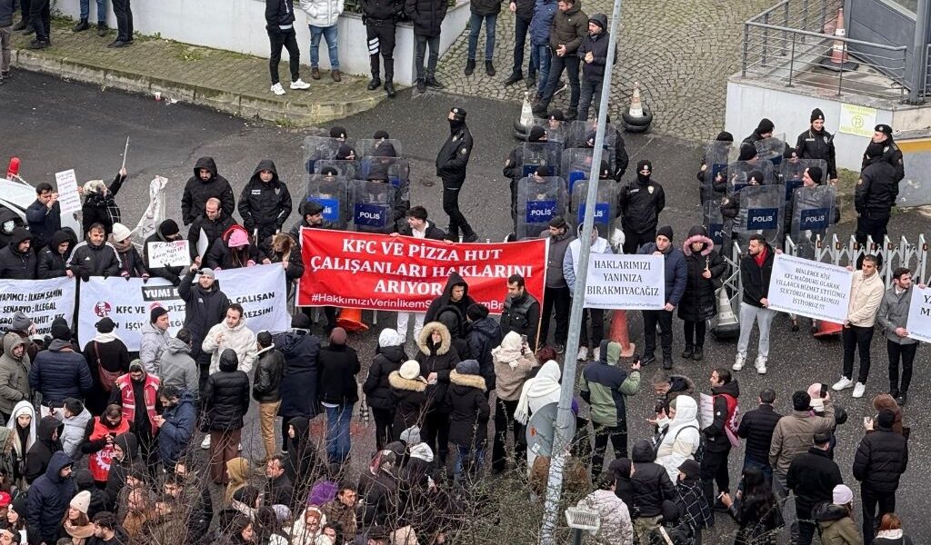 Emek Partisi İstanbul Milletvekili İskender Bayhan, İş Gıda’ya bağlı olarak faaliyet gösteren KFC Türkiye ve Pizza Hut zincirlerinde çalışan binlerce işçinin işsiz kalmasını Meclis gündemine taşıdı.