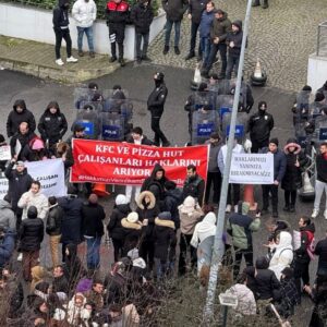 Emek Partisi İstanbul Milletvekili İskender Bayhan, İş Gıda’ya bağlı olarak faaliyet gösteren KFC Türkiye ve Pizza Hut zincirlerinde çalışan binlerce işçinin işsiz kalmasını Meclis gündemine taşıdı.