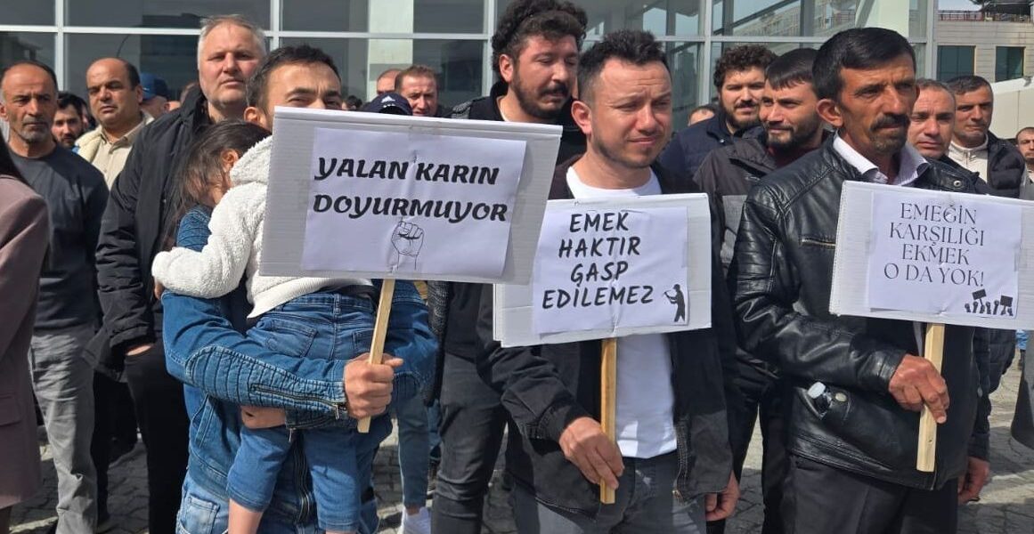 Doruk Madencilik işçileri aileleriyle holding önünde