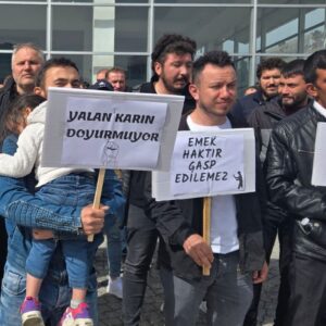 Doruk Madencilik işçileri aileleriyle holding önünde