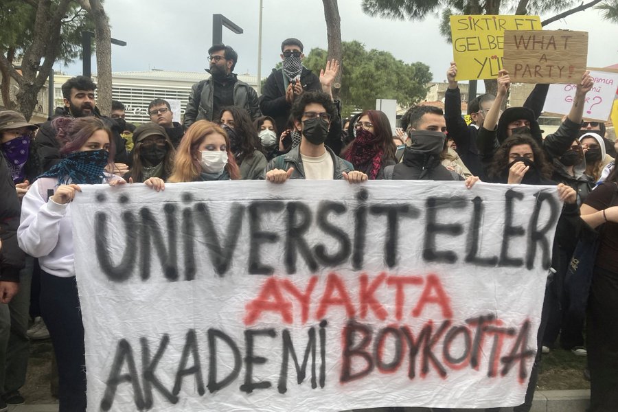 Bugün, üniversitelerimizde yaşanan tarihi bir dönemece tanıklık ediyoruz