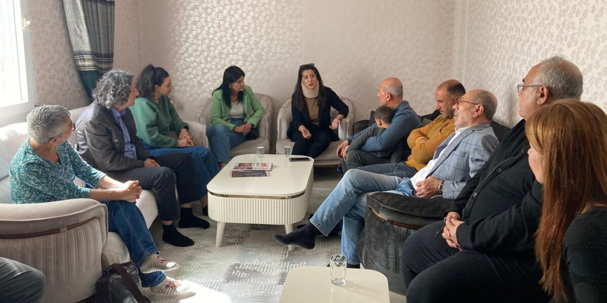 Karaca, tutuklu Emek Gençliği MYK Üyesi Selinay Uzuntel’in ailesini ziyaret etti