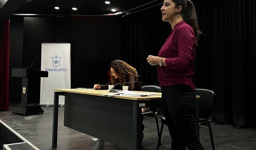 Sevda Karaca İzmir’de gençlerle buluştu