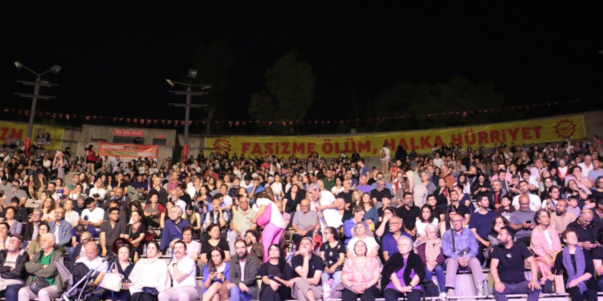 İzmir’de binler Denizlerin anma etkinliğinde buluştu: Üç yiğit devrimcinin bayrağı bizlere emanet