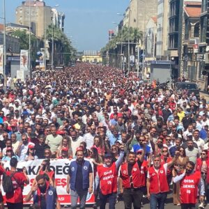 EMEP’ten grevdeki İzBB işçilerine destek: “Yaşasın iş, ekmek, özgürlük mücadelemiz”
