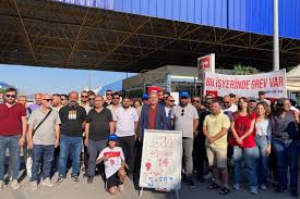 Bayhan’dan grevdeki DYO işçilerine ziyaret: ‘DYO’nun reklamlarının arkasındaki gerçekliği biliyoruz’