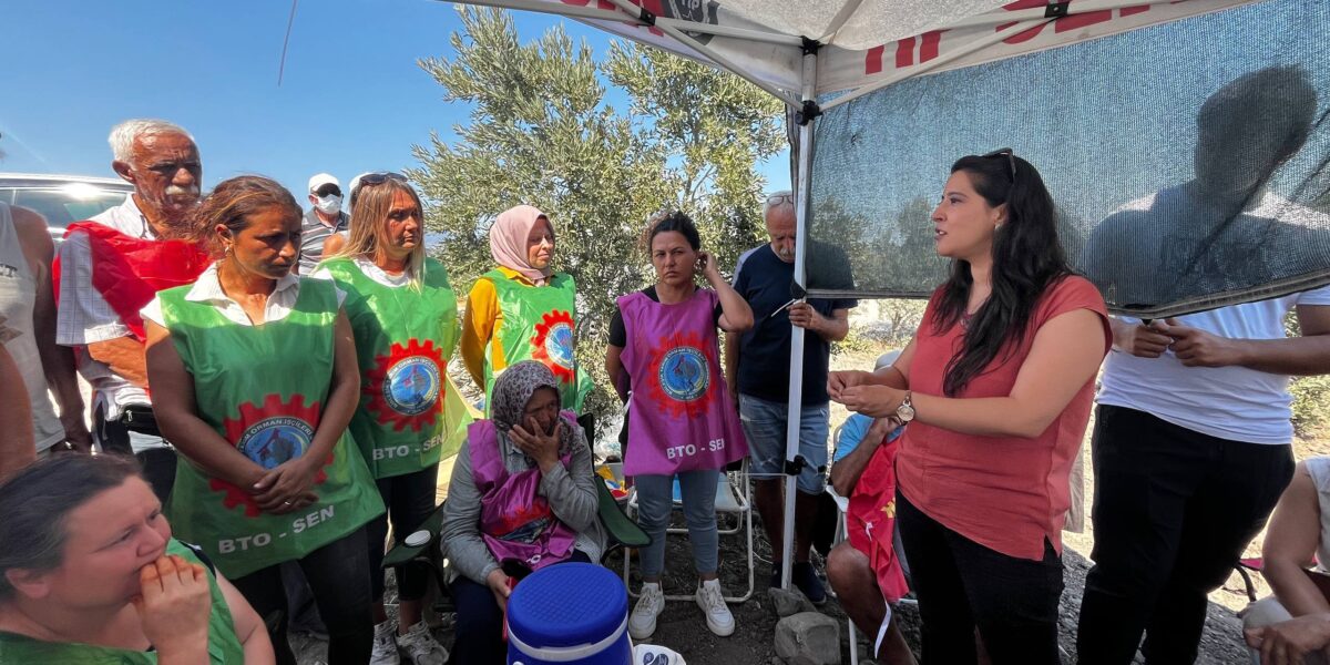 Karaca işten atmalara karşı mücadele eden Queen Tarım işçilerini ziyaret etti