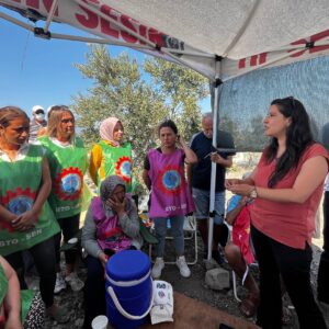 Karaca işten atmalara karşı mücadele eden Queen Tarım işçilerini ziyaret etti