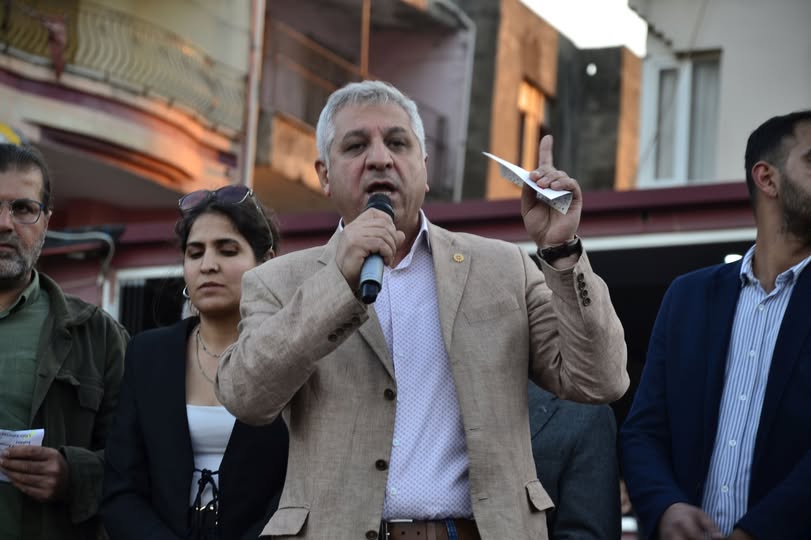 Operasyonlar dursun, gözaltına alınanlar bırakılsın! Operasyonlar dursun, gözaltına alınanlar bırakılsın!