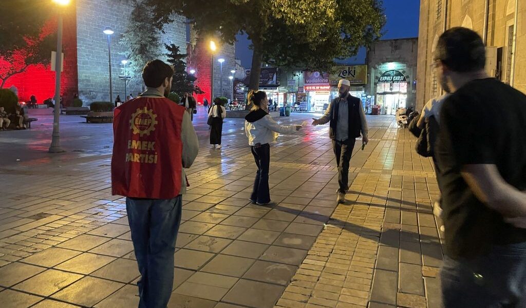EMEP Kayseri İl Örgütü katliamın 2. yılında Erdoğan’a seslendi: “Ey Amerika” diyorsan, Trump’ın elini sıkmayacaksın EMEP Kayseri İl Örgütü katliamın 2. yılında Erdoğan’a seslendi: “Ey Amerika” diyorsan, Trump’ın elini sıkmayacaksın