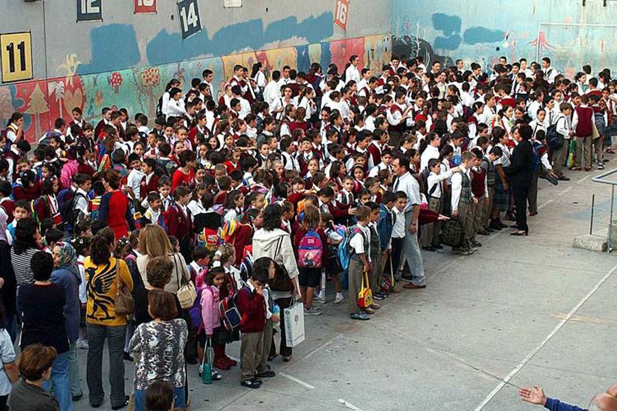 Pendik’te iki yıldır açılmayan yeni okulun sıralarını çocuklara taşıttırdılar!  Pendik’te iki yıldır açılmayan yeni okulun sıralarını çocuklara taşıttırdılar!